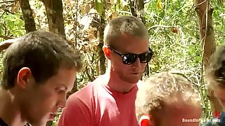 Alessio Romero permite que seus amigos treinem seu cú apertado na floresta