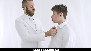 Na misjonarza chłopak daje księdzu spermę wytrysk na twarz