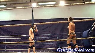 Bigtit lesbians lupte in a boxing ring