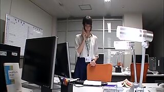 秘書阪口美穂とオフィスのテーブルでワイルドファック