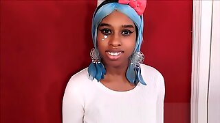 Kont aanbidden jonge tiener fantasie zwart meisje realiseert zich dat ze een seksrobot solo is