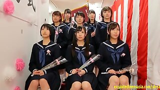 Japanisch Schulmädchen kamen zusammen und hatten in der Schule einen Gruppensex.