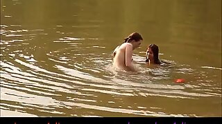 Azja Zo i Andrea Niebo- publicznie woda zdzierać gra